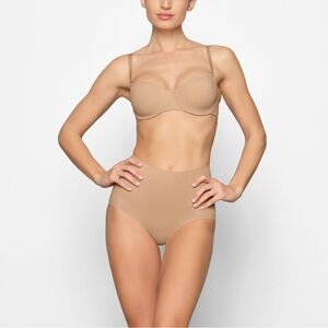 SKIMS Smoothing Unlined Strapless Bra (Clay)